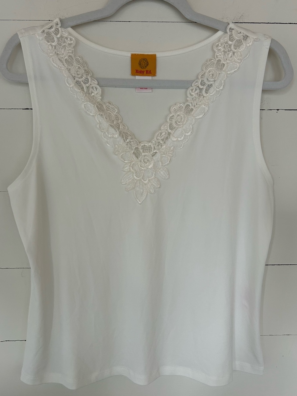 Ruby Rd. White Sleeveless Top with Lace Appliqué Size Medium